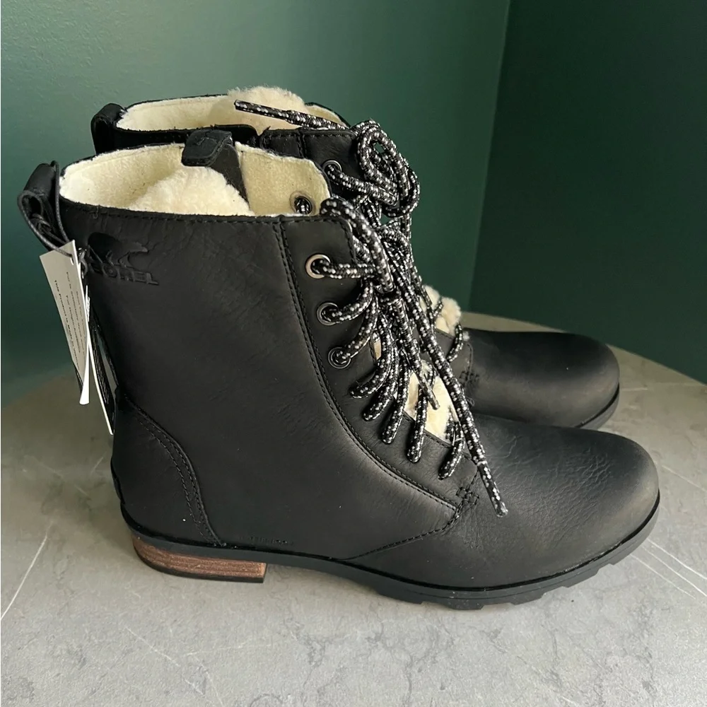Sorel Emelie Short Lace Cozy Boots